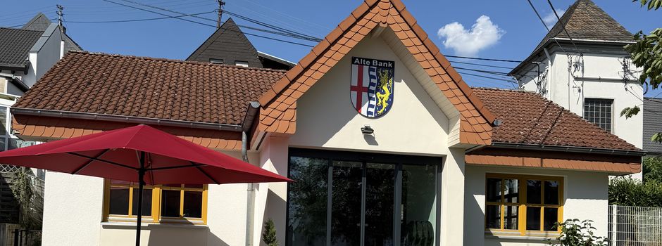 Simmerner Wappen und neue Sitzgelegenheiten bereichern Simmerns Dorfplatz