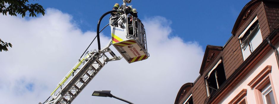 Höhstraße: Feuerwehr löscht Zimmerbrand in Mehrparteienhaus