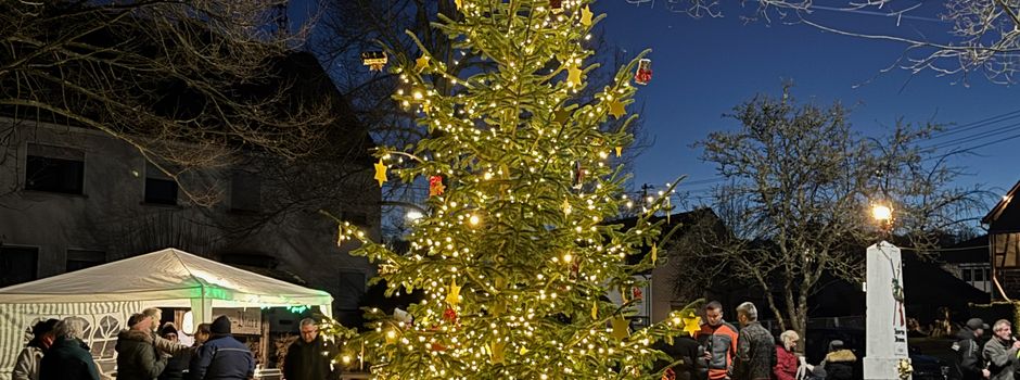 Weihnachtsbaum schmücken am Brunnenplatz