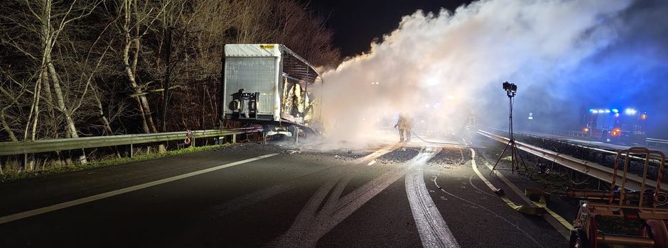 Mit Papierrollen beladener Lkw geht in Flammen auf
