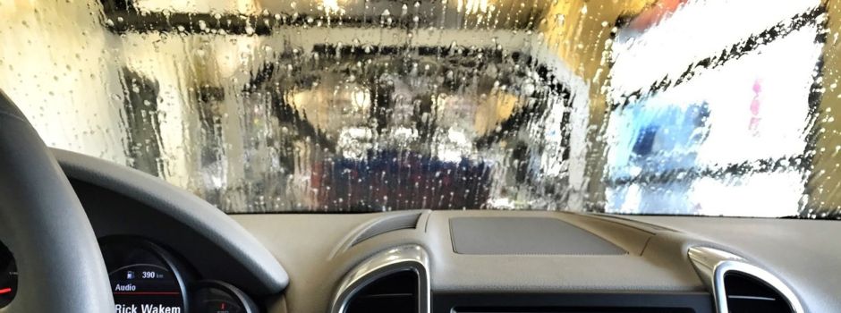 Fahrer verklemmt sich mit Schuh an Gaspedal – und zerlegt Waschanlage