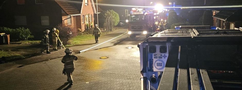 Feuerwehrleute rücken zu Bränden aus