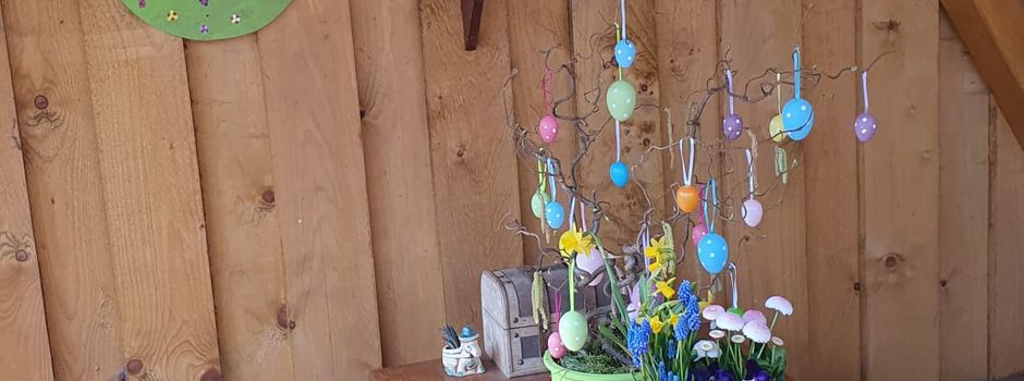 Zwei Schutzhütten im Ostergewand: Liebevolle Dekoration lädt zum Verweilen ein