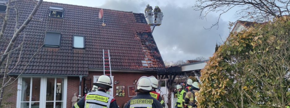 Feuer beschädigt Carport und Dach eines Einfamilienhauses