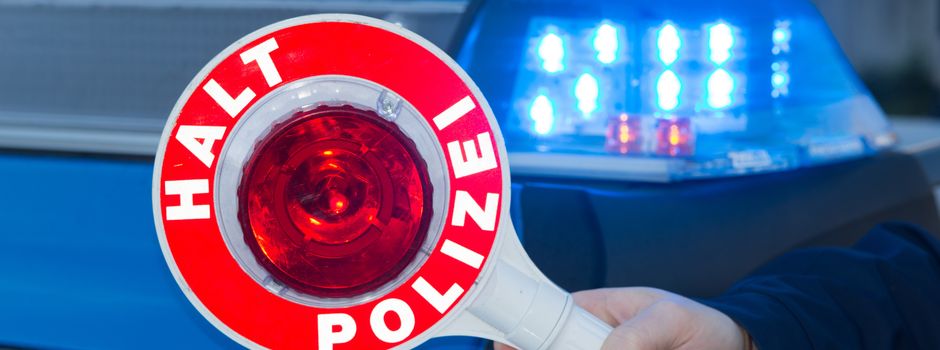 85-Jähriger begeht Fahrerflucht – Polizisten müssen beim Aussteigen helfen