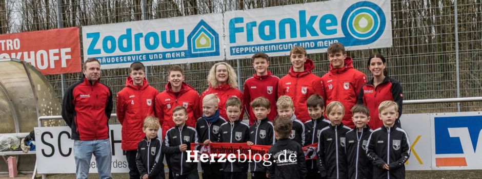 G-Jugend des Herzebrocker SV freut sich über neue Trainingsjacken von Zodrow Gebäudeservice