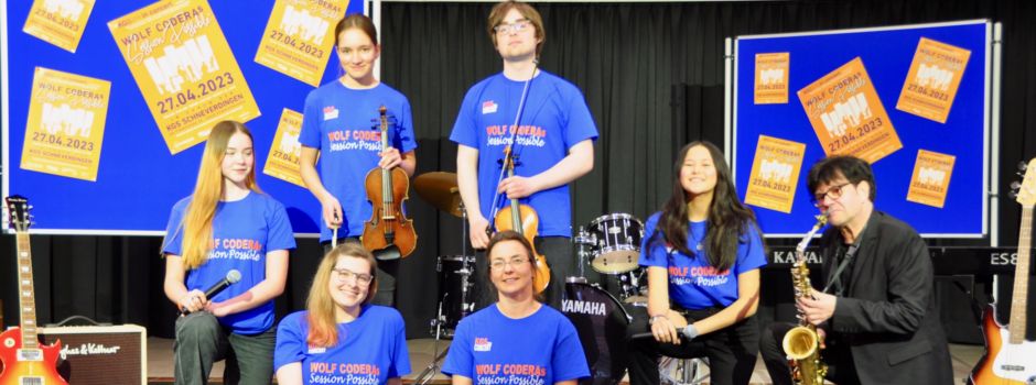 Profi-Musiker und Schüler auf einer Bühne