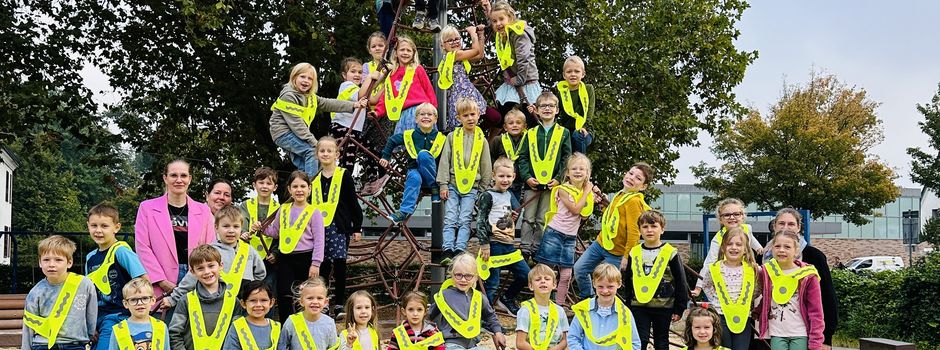 Erstklässlerinnen und Erstklässler der Josefschule bekommen leuchtend gelbe Warndreiecke zum tragen