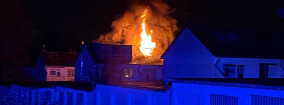Großeinsatz in Wiesbaden: Dachstuhl eines Wohnhauses in Flammen