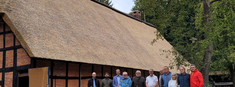 Neues Reetdach für das Heimathaus Wachholz übergeben