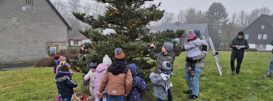 Singen am Weihnachtsbaum
