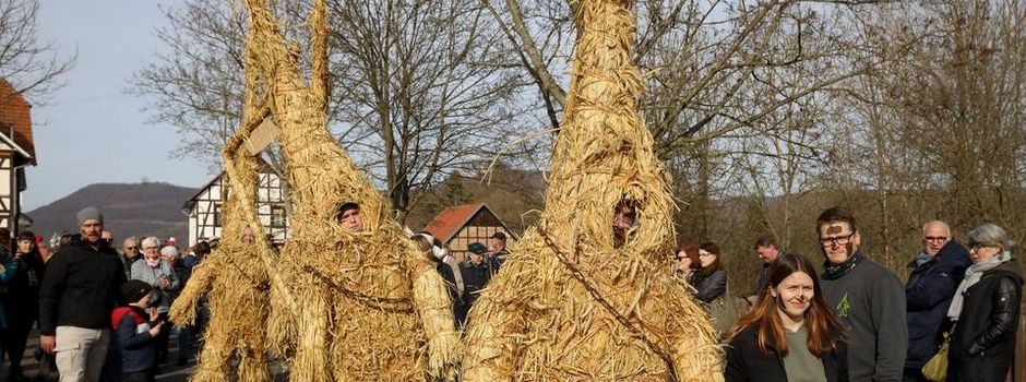 Strohbärentag in Heldra. Wenn Tradition sogar Comedians ins Stroh lockt