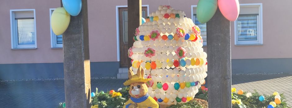 Brunnen passend zur Osterzeit geschmückt