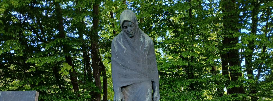 Kranzniederlegung am Denkmal
 "Die Mutter"