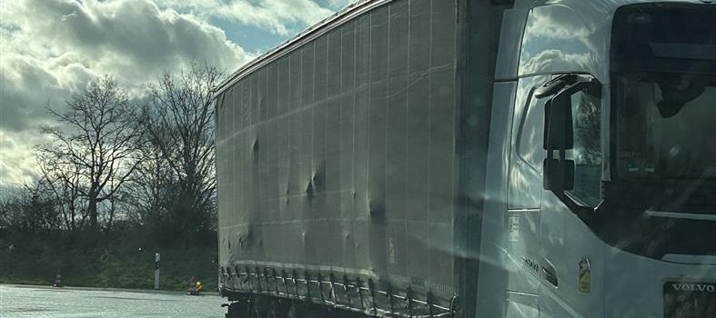 Schiefer Sattelzug mit Überbreite und Überhöhe auf A61 gestoppt