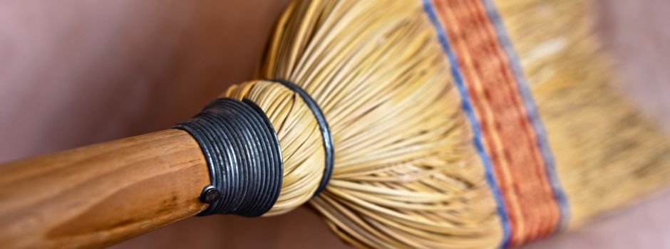 Frau randaliert mit Besen und tritt auf Polizisten ein