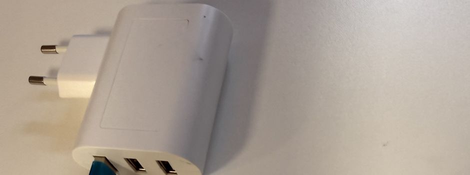 Fundsache: Adapter mit blauem Ladekabel