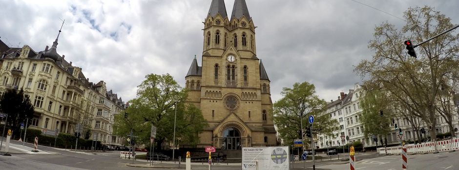 Unbekannter schlägt in Wiesbaden auf Auto ein und bedroht Mann mit Hammer