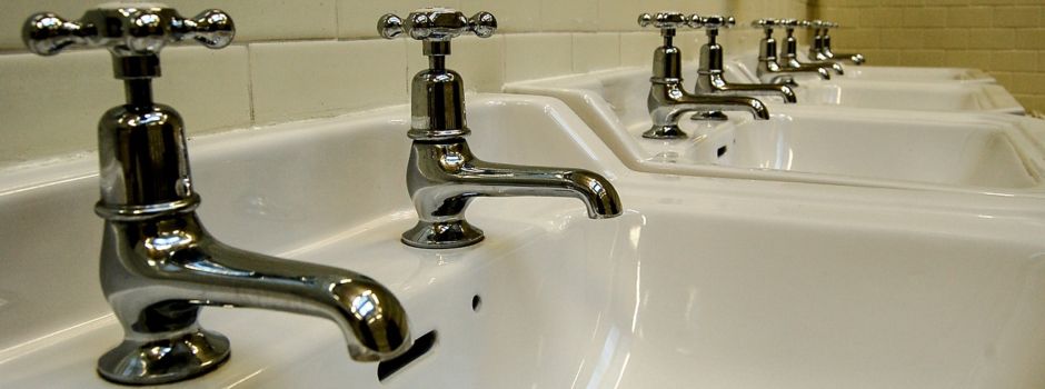 Eltern in Sorge: Metalle im Trinkwasser an Wiesbadener Schule entdeckt