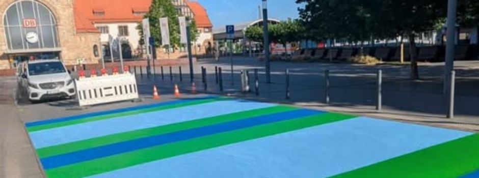 Neue blau-grüne Fläche auf der Straße vor dem Wormser Hauptbahnhof
