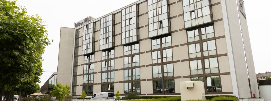 Vermummte zünden Feuerwerk vor Hotel von Rosenborg Trondheim in Mainz