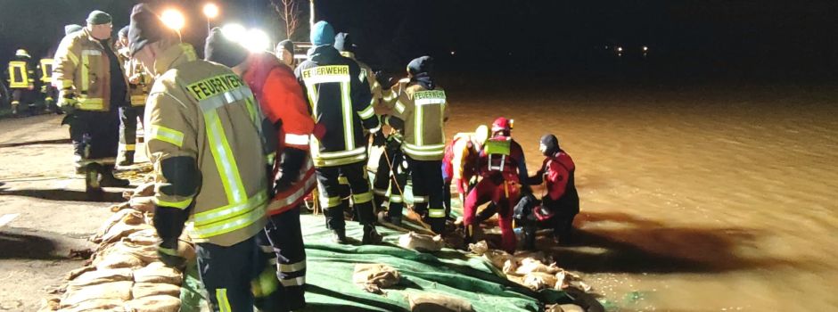 Straßenböschung stark aufgeweicht / Sandsackdeich am Serengtipark verstärkt