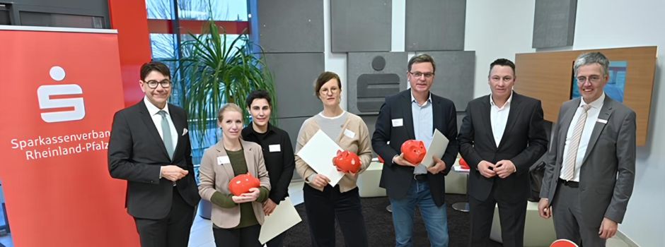 Vereine freuen sich über Schecks von Provinzial und Sparkassen