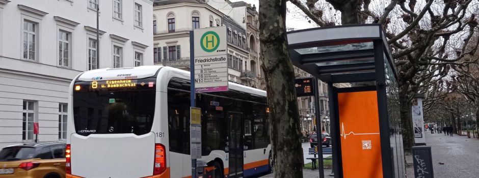 Müssen Busfahrer in Wiesbaden Rollstuhlfahrern beim Einsteigen helfen?