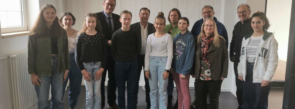 Fernseh-Reporter Klaus Scherer besucht das Schlagzeilen-Team