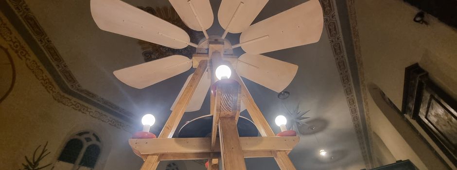 Der Pyramidenbauer – Ehrenamt, das unsere Stadt zum Leuchten bringt