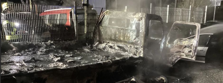 Feuer bei Autohändler in Wiesbaden: Fünf Fahrzeuge in Flammen