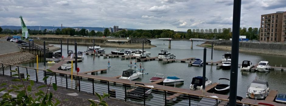 Sportboot droht im Mainzer Zollhafen zu sinken
