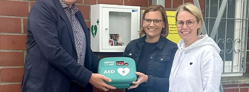 Lebensretter am Stall: Bürgerstiftung Herzebrock-Clarholz übergibt Defibrillator an Reitverein Clarholz-Lette