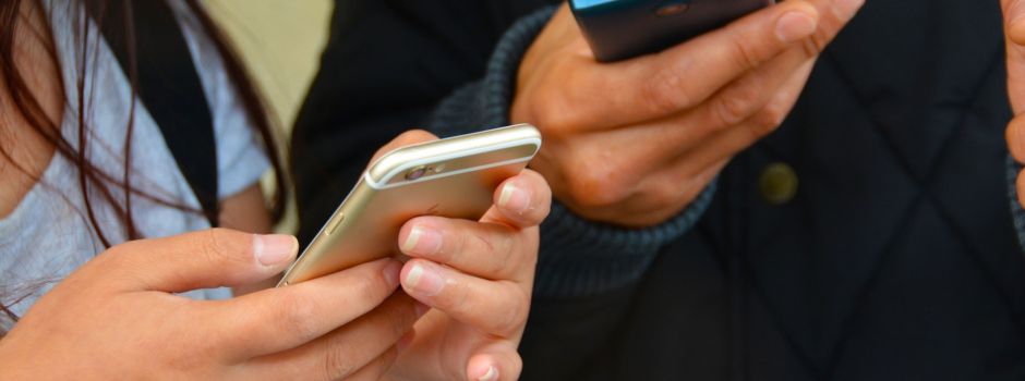 Smartphone-Verbot an Schulen? Studie der Uni Augsburg zeigt: sinnvoll