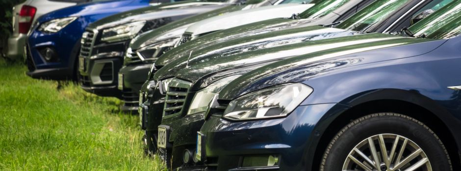 Rätsel um „Hunderte Autos“ in Finther Kirschfeldern