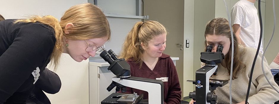 Q2-Bio-Kurse der Von-Zumbusch-Gesamtschule im Labor der Uni Bielefeld