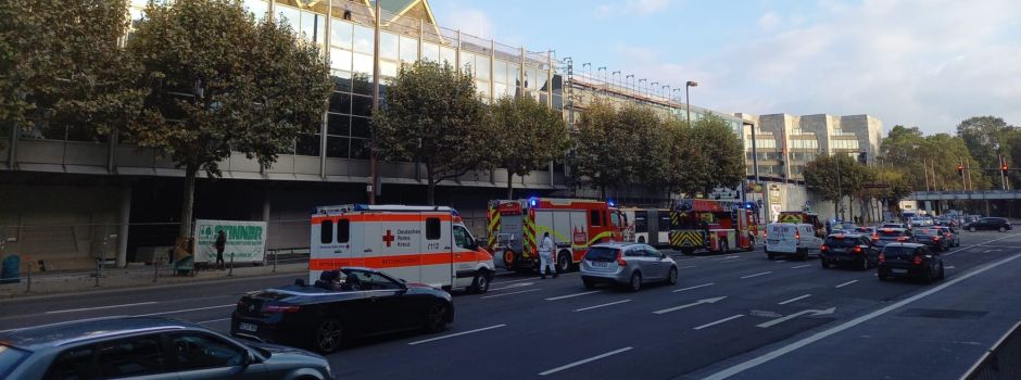 Einsatz von Polizei und Feuerwehr an Mainzer Rheingoldhalle