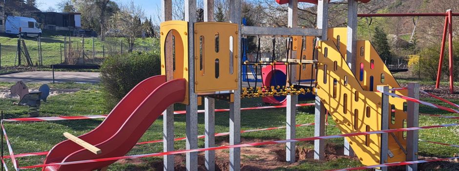 Aufbau des neuen Spielgerätes auf dem Spielplatz