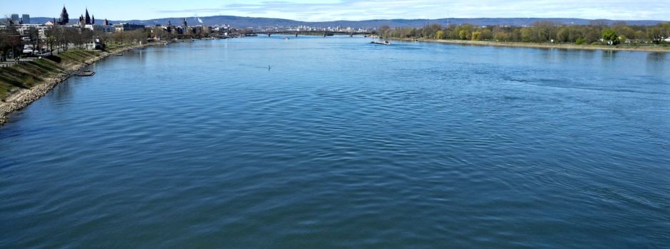 Feuerwehreinsatz auf dem Rhein bei Mainz