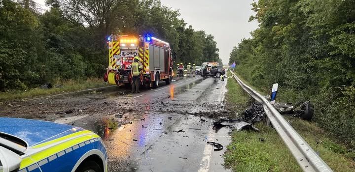 Schwerer Verkehrsunfall bei Worms: Auto kracht gegen Baum