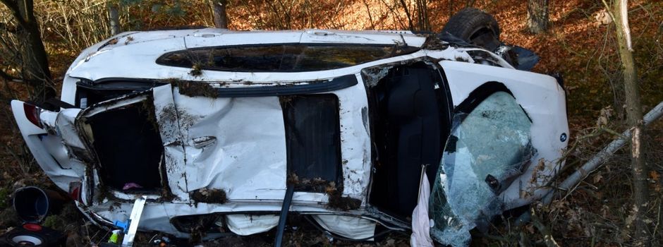 Auto überschlägt sich nach Reifenplatzer