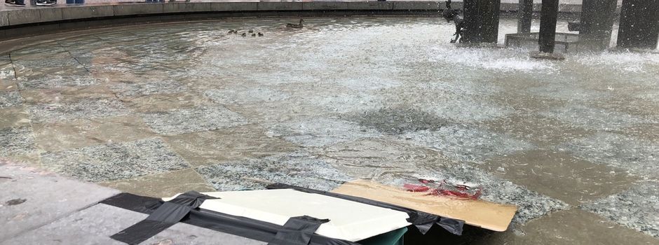 Polizisten basteln Mini-Rampe für Entenfamilie