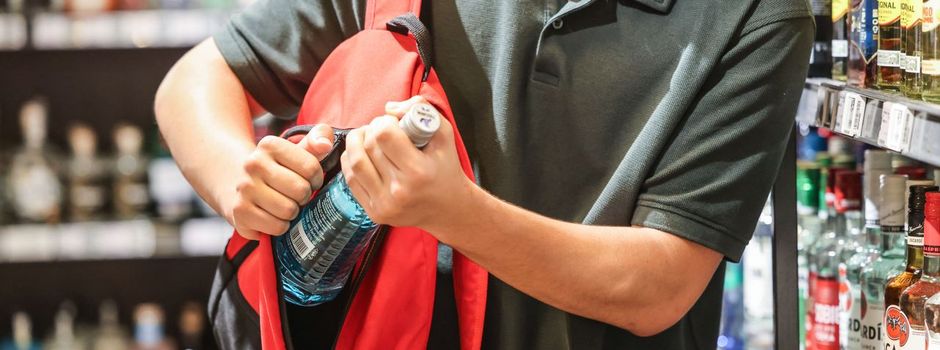 Waren bald hinter Glas? Handel klagt über Diebesbanden