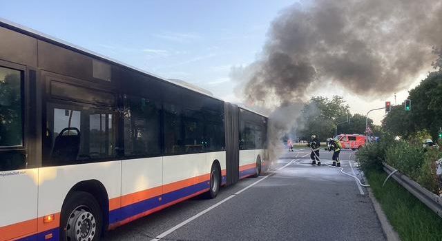 Linienbus brennt in Wiesbaden