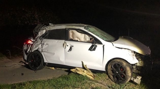 Verkehrsunfall zwischen Nierstein und Lörzweiler - Fahrzeug durchtrennte Baum und überschlug sich mehrfach