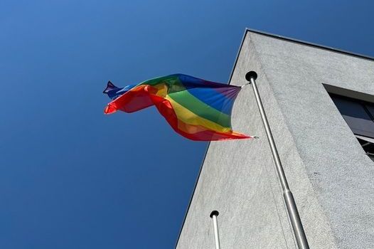 Regenbogenflagge am Rathaus in Rehlingen-Siersburg
