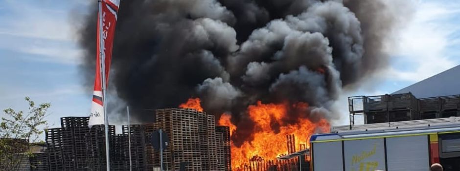 Feuer in Ginsheim-Gustavsburg: Rauchwolke auch in Mainz zu sehen