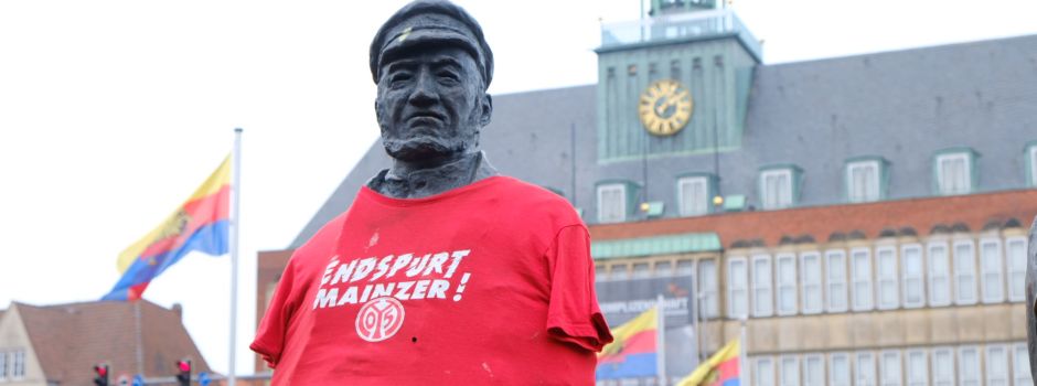 Warum eine Statue in Ostfriesland Mainz-05-Trikot trägt