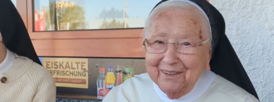 Koblenzer Nonne (92) isst ersten Döner und wird zum Internet-Star