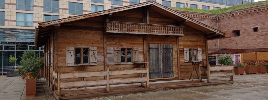 Neue Alm-Hütte am Rheinufer